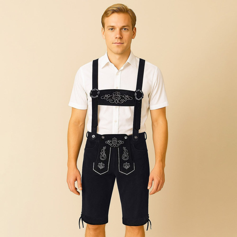 Uomo in abito tradizionale bavarese, indossa lederhosen neri con ricami bianchi e camicia bianca. Moda tradizionale tedesca, abbigliamento Oktoberfest.