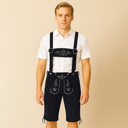 Uomo in abito tradizionale bavarese, indossa lederhosen neri con ricami bianchi e camicia bianca. Moda tradizionale tedesca, abbigliamento Oktoberfest.