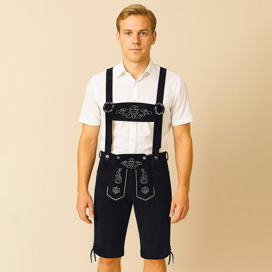 Uomo in abito tradizionale bavarese, indossa lederhosen neri con ricami bianchi e camicia bianca. Moda tradizionale tedesca, abbigliamento Oktoberfest.