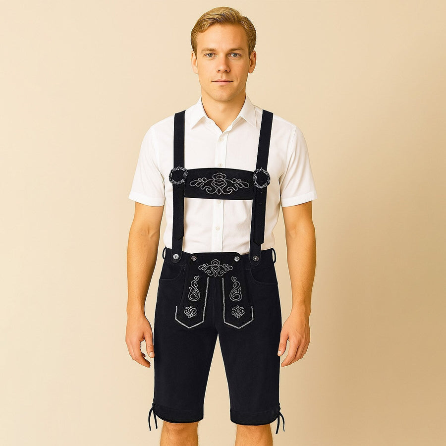 Uomo in abito tradizionale bavarese, indossa lederhosen neri con ricami bianchi e camicia bianca. Moda tradizionale tedesca, abbigliamento Oktoberfest.