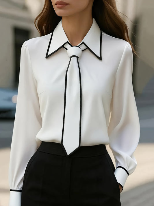 Damebluse med knaplukning foran, bred krave og kontrastkanter – elegant stil