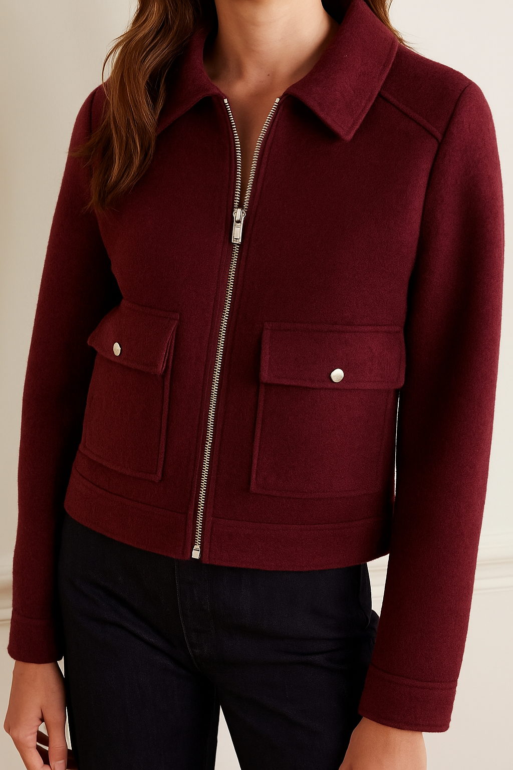 Chaqueta corta para mujer con cremallera y bolsillos utilitarios – Diseño funcional