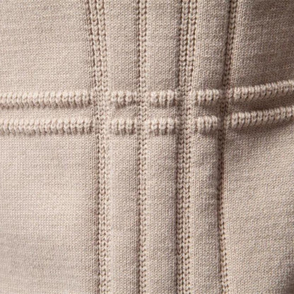 Maglione beige in lana con motivo a righe verticali e orizzontali, texture morbida e calda, ideale per moda autunno inverno.