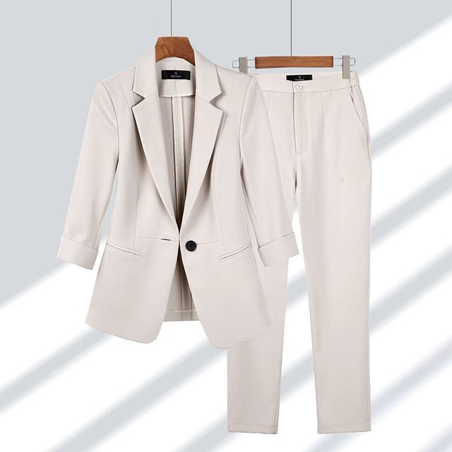Completo elegante donna beige, giacca e pantaloni abbinati, moda femminile, abbigliamento formale, tessuto di alta qualità, stile moderno.