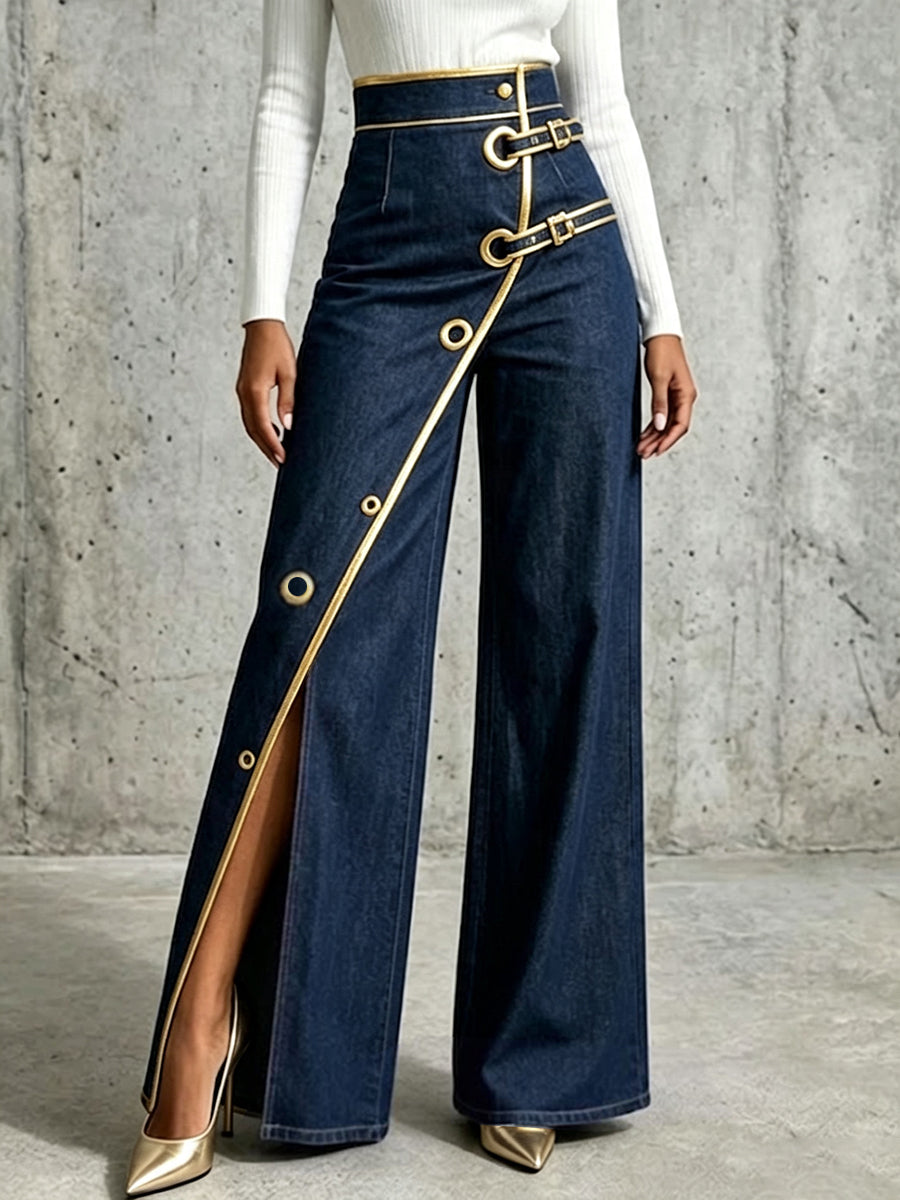 Jeans Da Donna A Vita Alta E Gamba Larga Con Finiture Dorate, Chiusura Con Doppio Cinturino E Spacchi Frontali.
