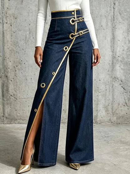 Jeans Da Donna A Vita Alta E Gamba Larga Con Finiture Dorate, Chiusura Con Doppio Cinturino E Spacchi Frontali.