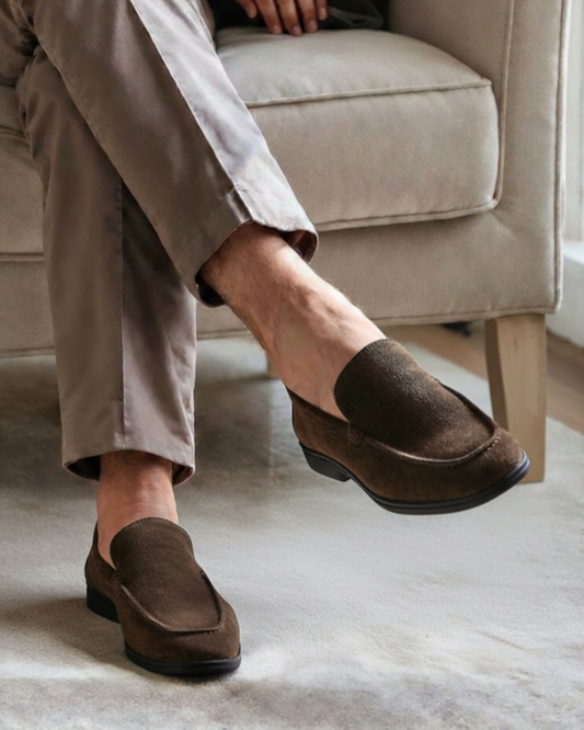 Mocassini Da Uomo In Pelle Scamosciata Con Suola Nera A Contrasto E Design Slip-On
