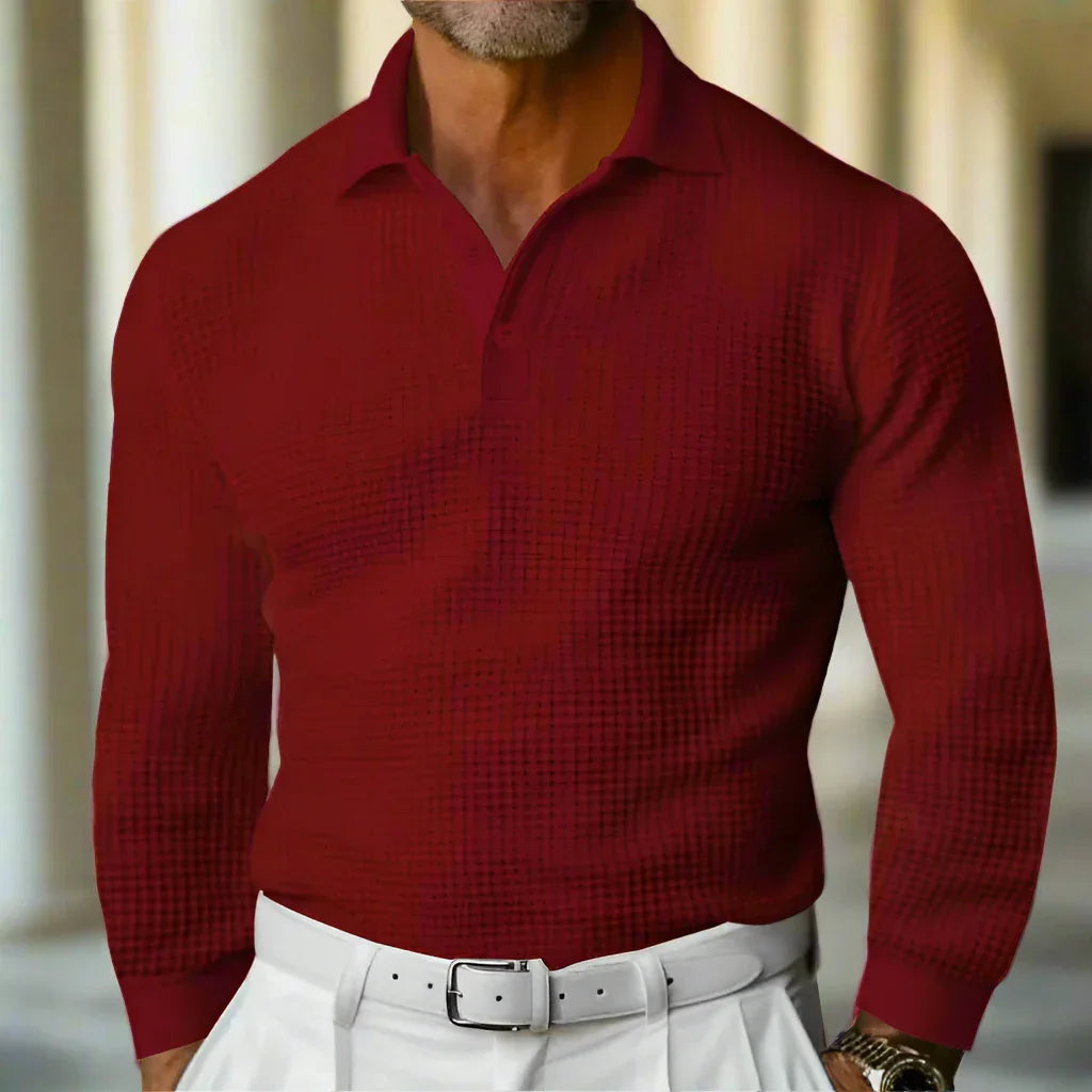 Uomo in camicia rossa elegante, con pantaloni bianchi e cintura, in un ambiente formale. Moda maschile, abbigliamento elegante, stile sofisticato.