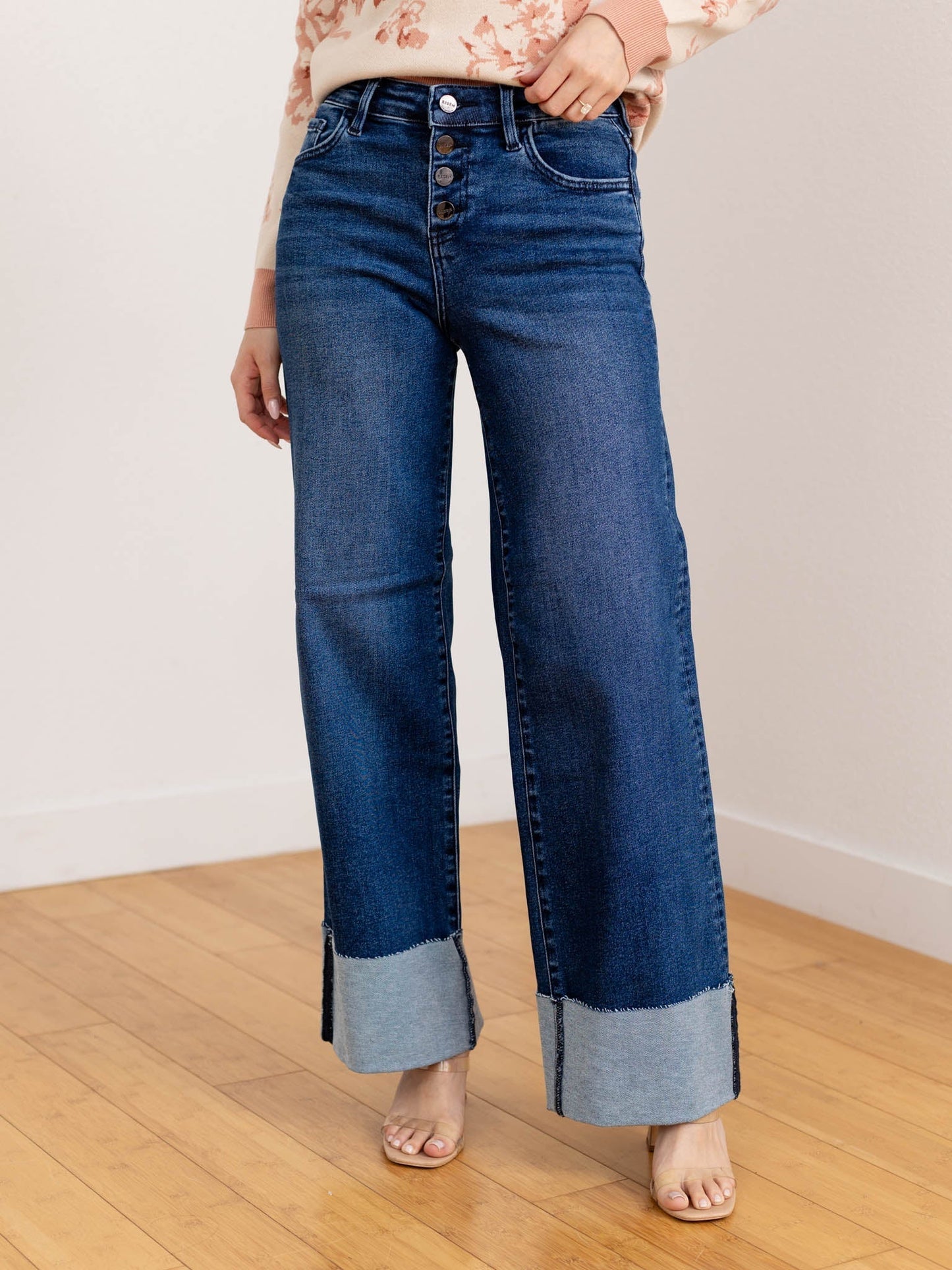 Jeans de mujer de talle alto, pierna ancha, con botones y dobladillo vuelto – Estilo jeans