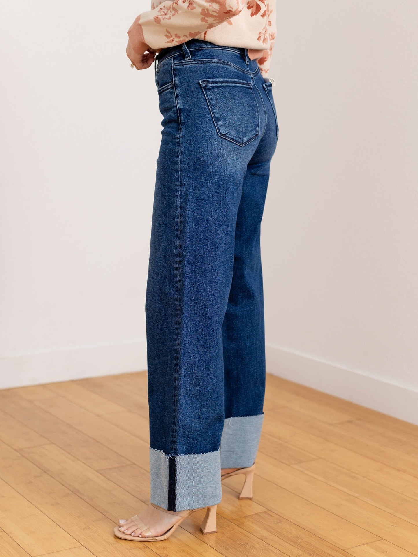 Jeans de mujer de talle alto, pierna ancha, con botones y dobladillo vuelto – Estilo jeans