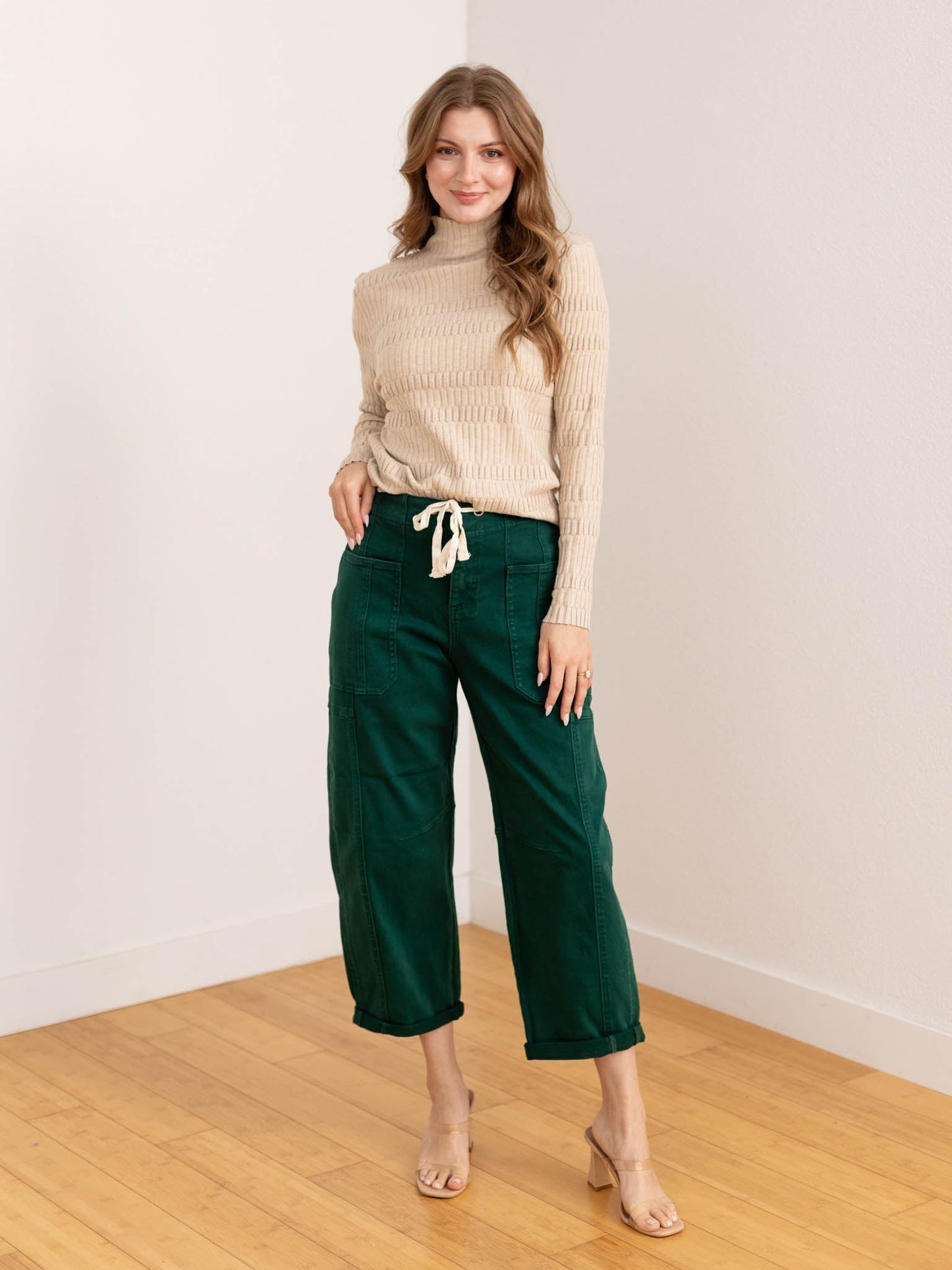 Pantaloni Cargo Donna a Vita Alta con Gamba Barrel, Laccio in Vita e Orlo Risvoltato – Stile Cargo