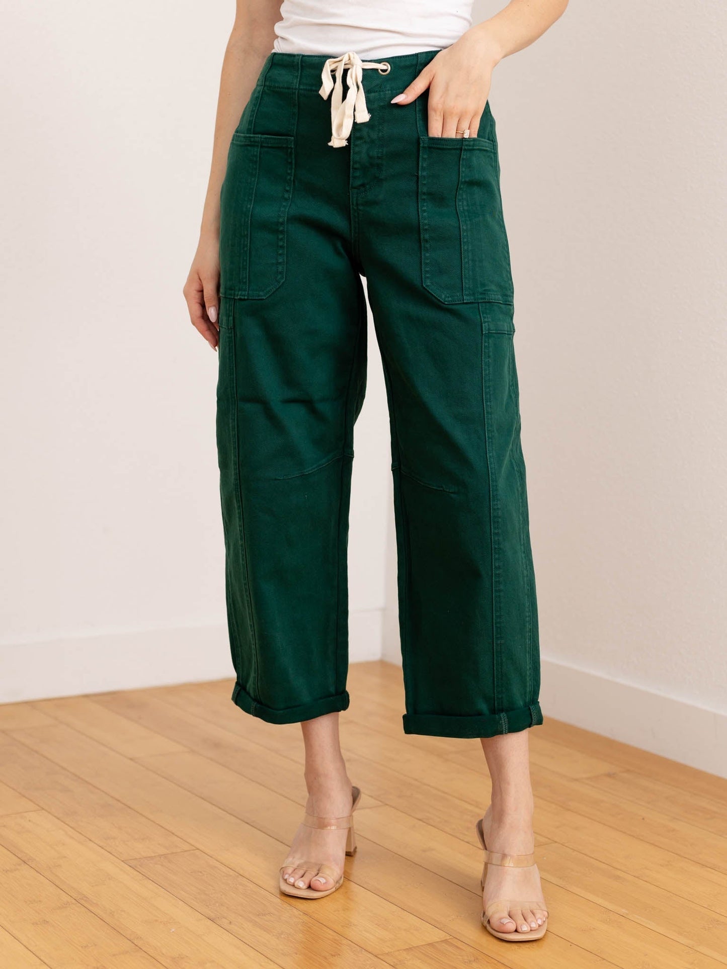Pantaloni Cargo Donna a Vita Alta con Gamba Barrel, Laccio in Vita e Orlo Risvoltato – Stile Cargo