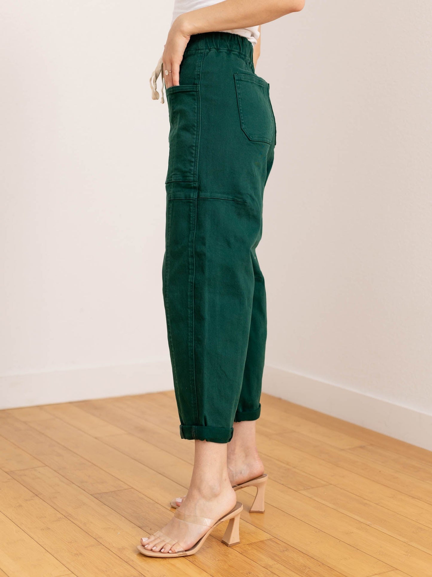 Pantaloni Cargo Donna a Vita Alta con Gamba Barrel, Laccio in Vita e Orlo Risvoltato – Stile Cargo