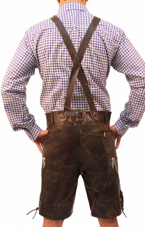 Uomo di spalle con camicia a quadri e pantaloni di pelle tradizionali bavaresi, lederhosen, con bretelle. Abbigliamento tipico Oktoberfest.