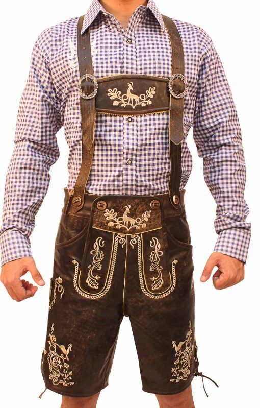 Uomo in camicia a quadri e lederhosen tradizionali bavaresi marroni con ricami bianchi, abbigliamento tipico Oktoberfest, moda tedesca.