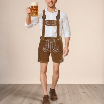 Uomo in abbigliamento tradizionale bavarese con lederhosen marroni, camicia bianca e scarpe marroni, tiene un boccale di birra. Oktoberfest, cultura tedesca.
