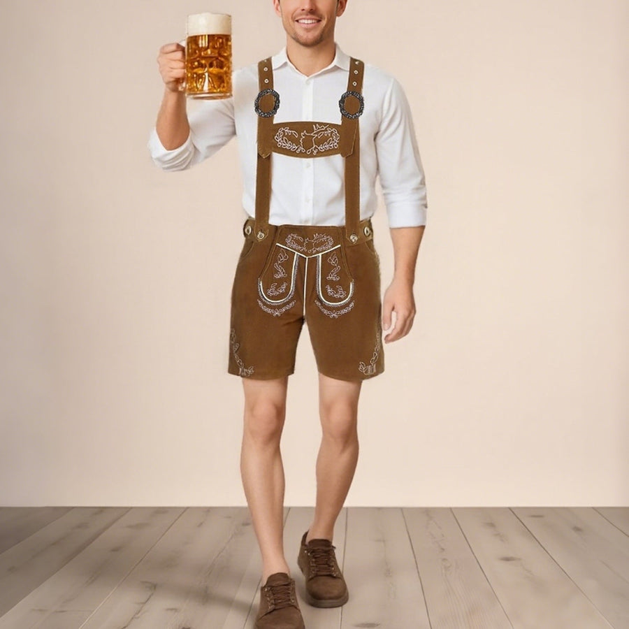 Uomo in abbigliamento tradizionale bavarese con lederhosen marroni, camicia bianca e scarpe marroni, tiene un boccale di birra. Oktoberfest, cultura tedesca.