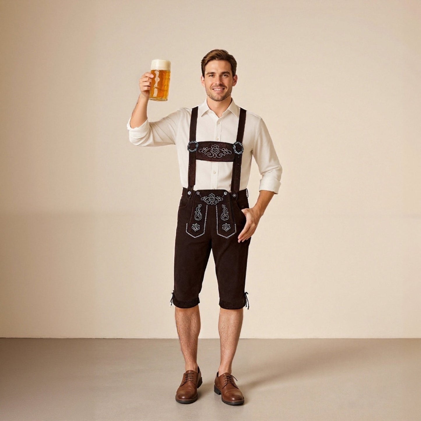 Uomo in abbigliamento tradizionale bavarese con lederhosen e camicia bianca, tiene un boccale di birra. Oktoberfest, cultura tedesca, abbigliamento tipico.