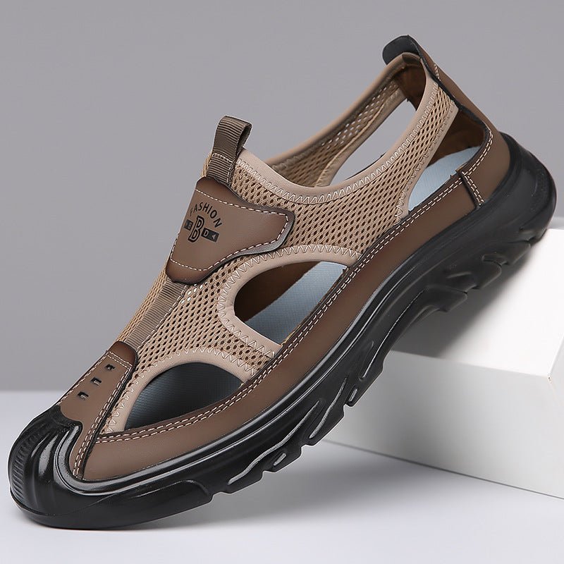 Sandalo sportivo da uomo in pelle marrone e rete traspirante, suola nera antiscivolo. Design estivo casual, ideale per attività all'aperto.