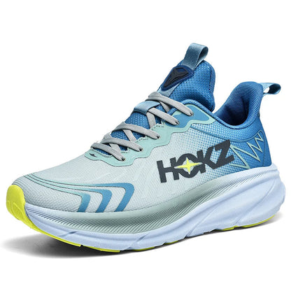 Scarpa da corsa HOKA blu e grigia con suola ammortizzata, dettagli gialli e logo laterale. Design sportivo, ideale per running e allenamenti.