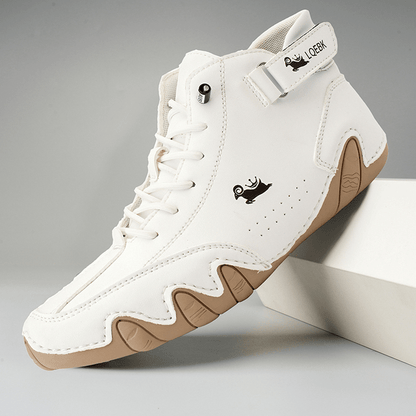 Scarpa da basket bianca con suola in gomma beige, design moderno, logo stilizzato, chiusura a strappo, ideale per sport e moda urbana.