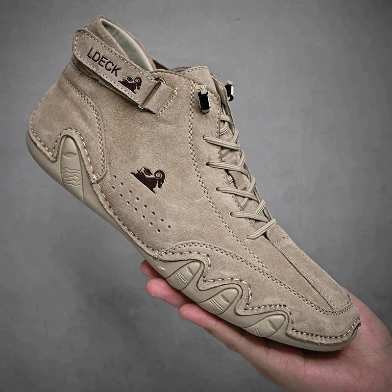 Scarpa da trekking beige in pelle scamosciata, design moderno con suola antiscivolo. Logo LDECK visibile. Calzatura outdoor resistente e confortevole.