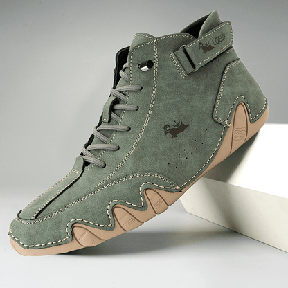 Scarpa da uomo verde in pelle scamosciata con suola in gomma beige, design moderno e cuciture a vista, ideale per moda casual e comfort quotidiano.