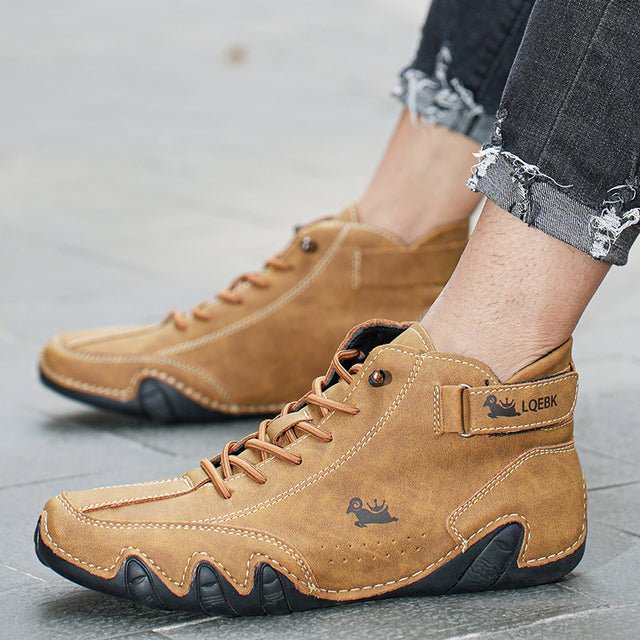 Scarpe da uomo in pelle marrone, design casual con suola nera antiscivolo, indossate con jeans strappati. Stile moderno e confortevole.