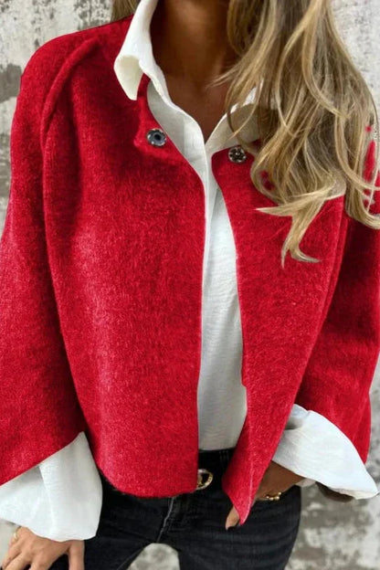 Donna con giacca rossa elegante su camicia bianca, moda autunno, stile casual chic, abbigliamento femminile trendy, outfit moderno.