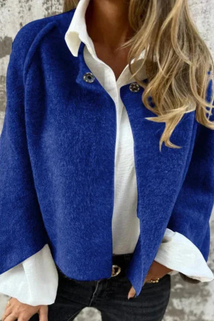 Giacca blu elegante su camicia bianca, moda donna autunno, stile casual chic, tessuto morbido, abbigliamento femminile trendy.