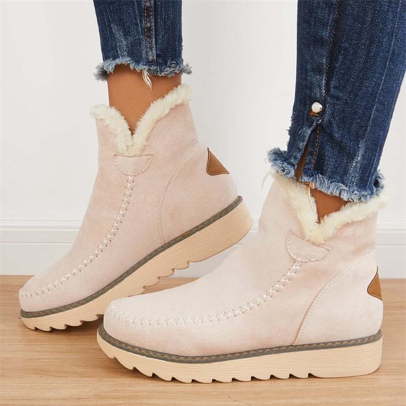 Stivaletti invernali beige con fodera in pelliccia sintetica, suola antiscivolo, indossati con jeans. Scarpe moda donna, calzature calde e comode.
