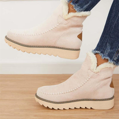 Stivali invernali beige con fodera in pelliccia sintetica, suola antiscivolo, indossati con jeans. Scarpe calde e comode per l'inverno.