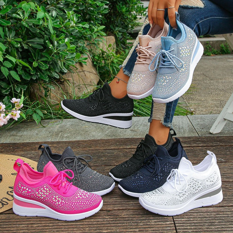 Scarpe da ginnastica colorate per donna su sfondo esterno, modelli in rosa, nero, bianco, blu e beige, design traspirante e suola comoda.