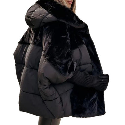 Giacca invernale donna nera con cappuccio, imbottita e foderata in pelliccia sintetica, ideale per moda inverno, stile casual e caldo.