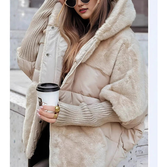 Donna con cappotto invernale beige con cappuccio, occhiali da sole e caffè da asporto. Moda autunnale, abbigliamento caldo, stile urbano.