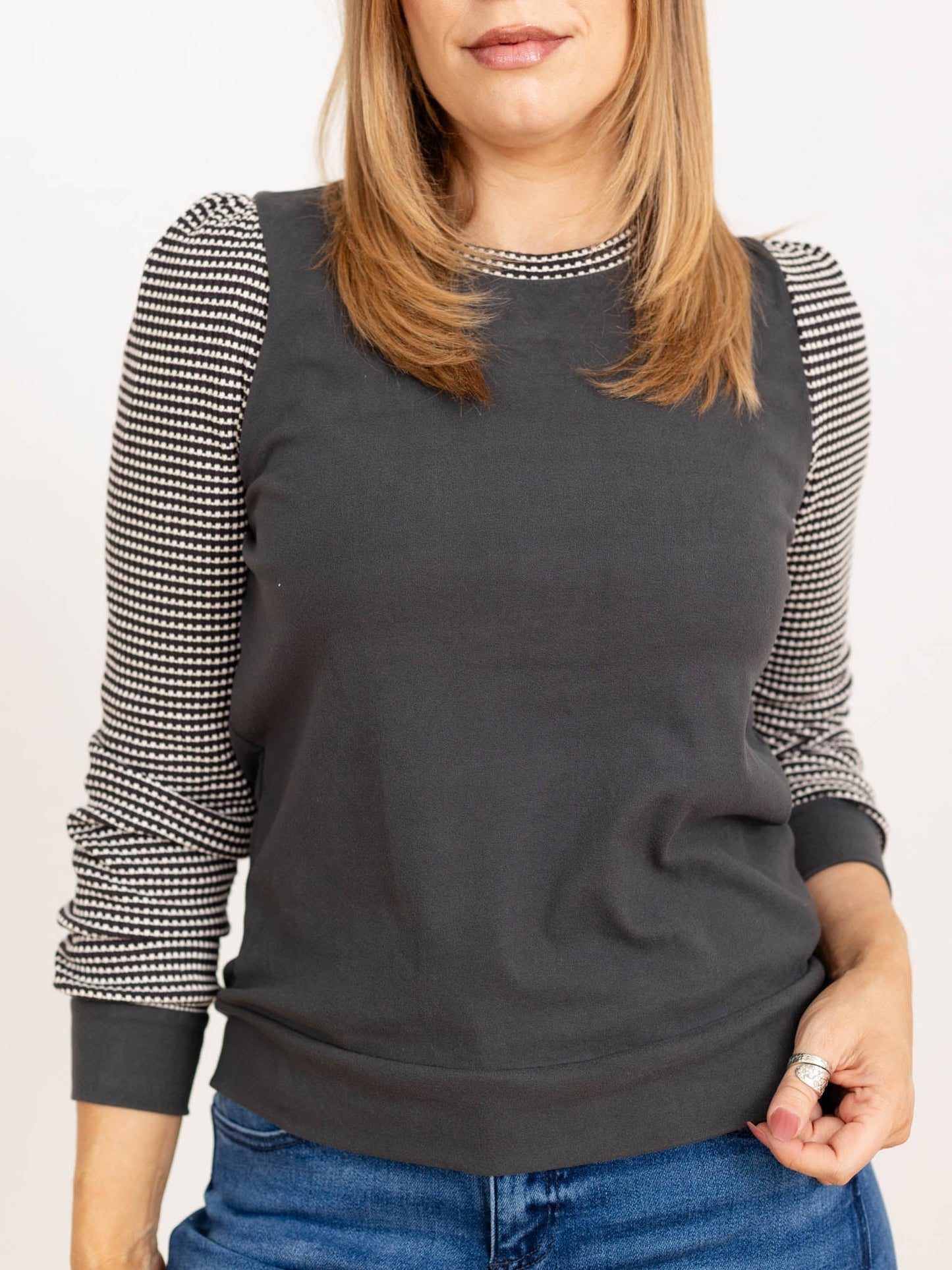 Maglia Donna Texturizzata con Maniche a Palloncino a Contrasto e Scollo Tondo – Stile Quotidiano