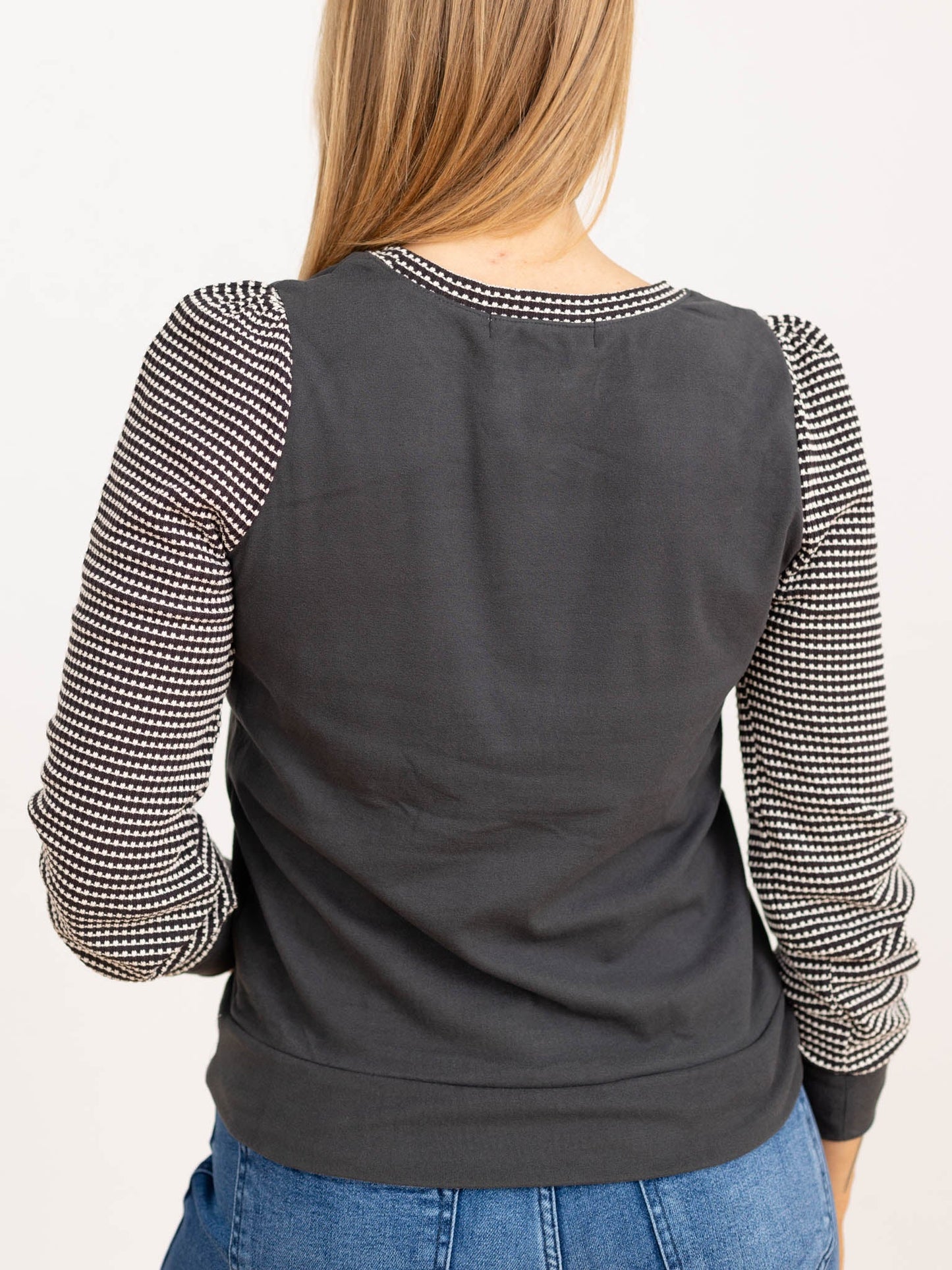 Maglia Donna Texturizzata con Maniche a Palloncino a Contrasto e Scollo Tondo – Stile Quotidiano