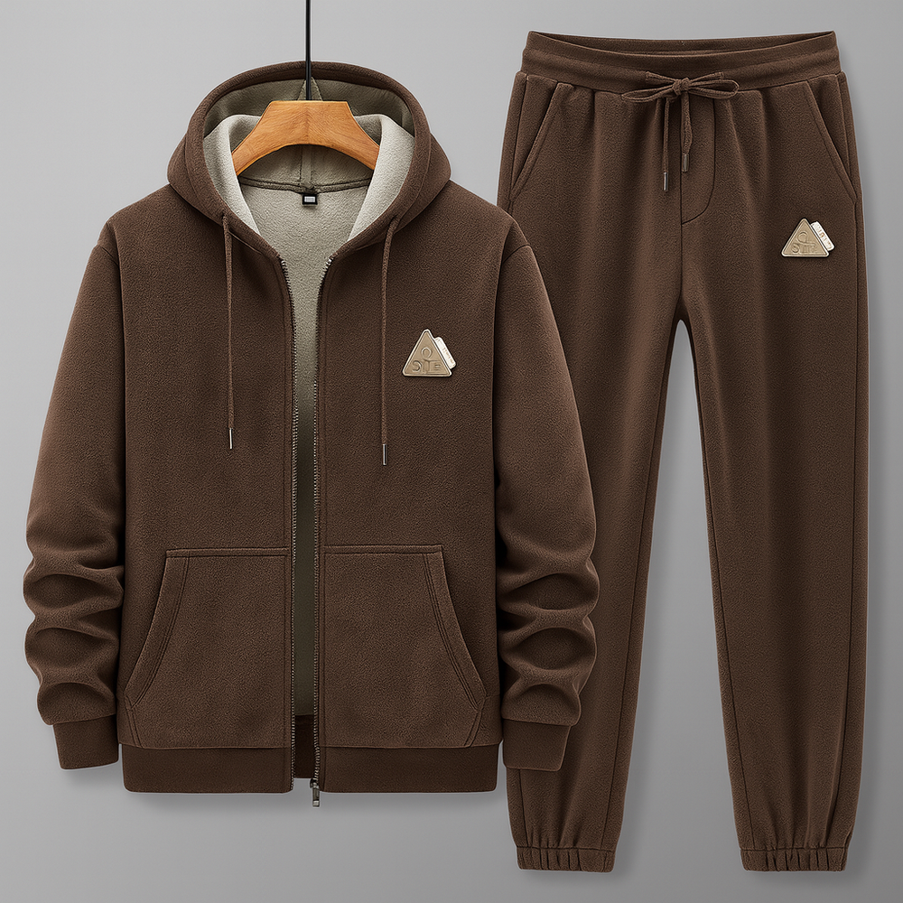Tuta sportiva in pile marrone con cappuccio e pantaloni, logo triangolare, abbigliamento casual, moda autunno inverno, comfort e stile.