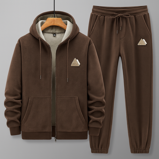 Tuta sportiva in pile marrone con cappuccio e pantaloni, logo triangolare, abbigliamento casual, moda autunno inverno, comfort e stile.