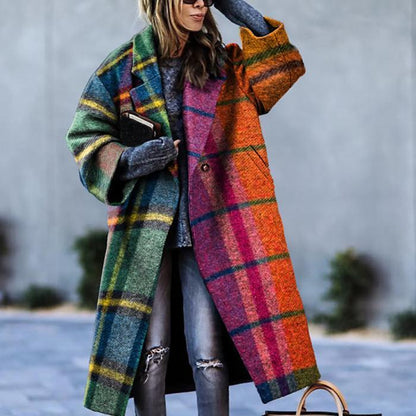 Donna con cappotto a quadri multicolore, maglione grigio e jeans strappati. Moda autunnale, stile casual chic, tendenze abbigliamento 2023.