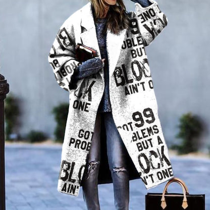 Donna con cappotto bianco oversize con scritte nere, jeans strappati e maglione grigio. Moda urbana, street style, abbigliamento casual.