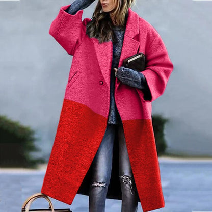 Donna con cappotto lungo bicolore rosa e rosso, maglione grigio, jeans strappati, borsa marrone. Moda invernale, stile casual chic.