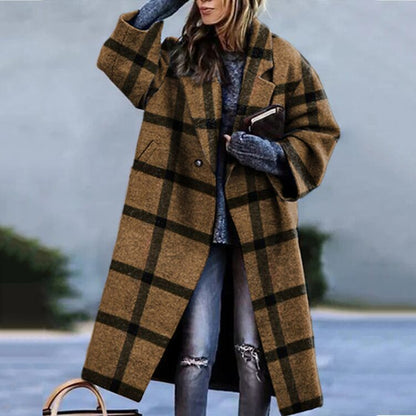 Donna con cappotto a quadri marrone e nero, maglione grigio, jeans strappati. Moda autunnale, stile casual chic, tendenze abbigliamento femminile.