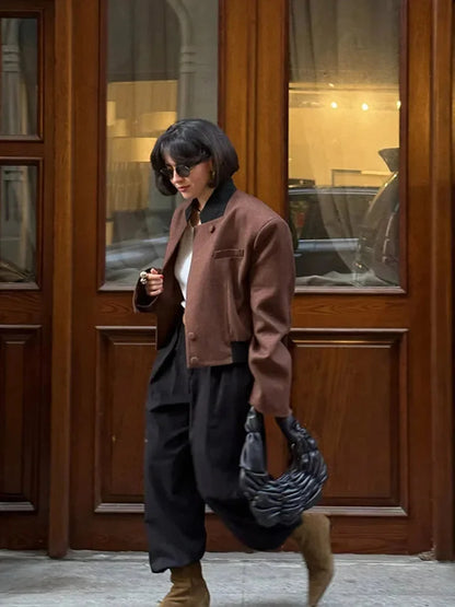Women's cropped blazer for autumn with a notched collar, pockets, and padded shoulders.