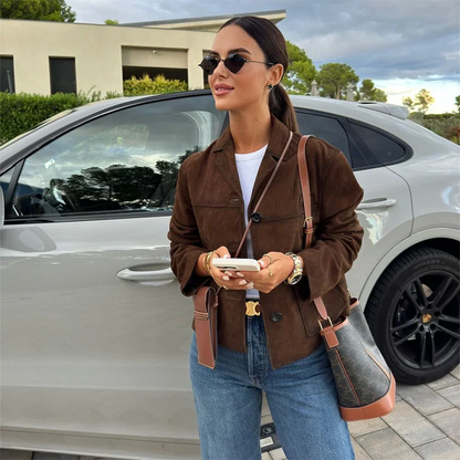 Women's cropped autumn blazer in suede, with a loose fit and long sleeves.