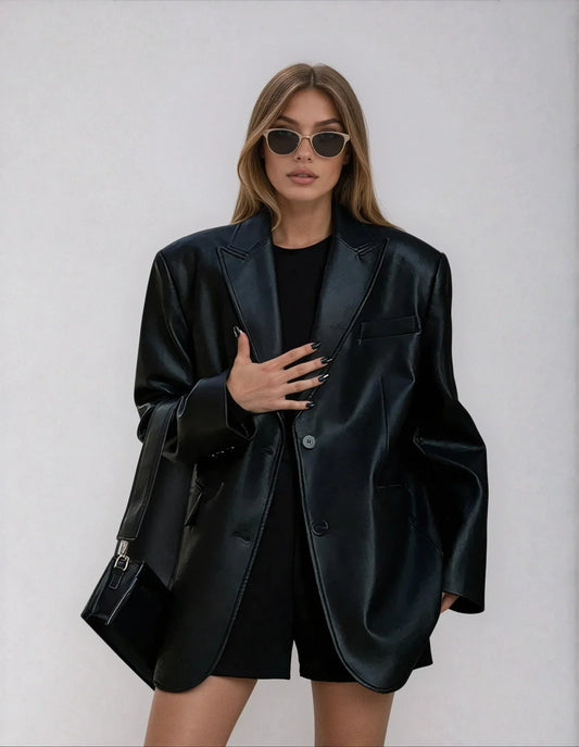 Efterårsblazer til kvinder i imiteret læder med oversized pasform og krave