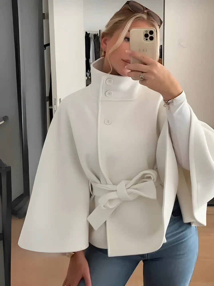 Cappotto Autunnale Donna a Mantella – Collo Alto e Cintura in Vita