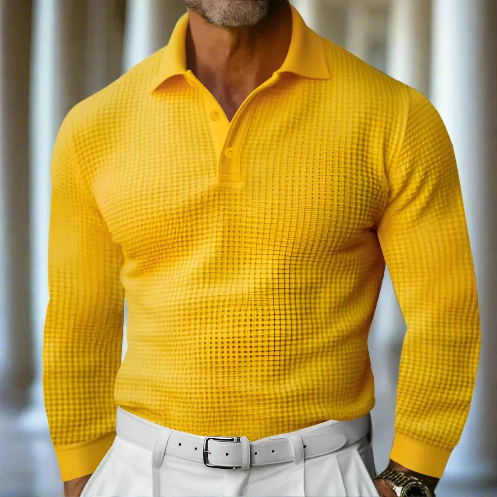 Uomo con maglione giallo a trama quadrettata, colletto e bottoni, pantaloni bianchi. Moda maschile elegante, abbigliamento casual chic.