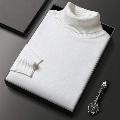 Maglione dolcevita bianco in cashmere su sfondo nero, elegante e moderno, accanto a un orologio da polso di lusso. Moda uomo, abbigliamento invernale.
